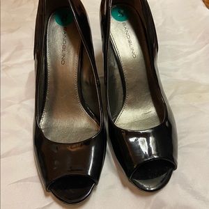 Bandolino open toed wedge in patent leather